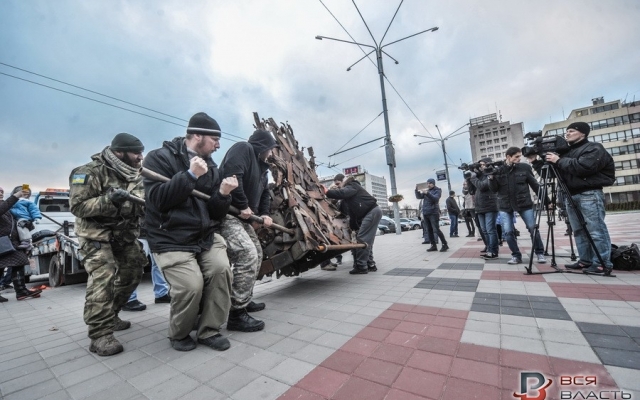 Перед областной администрацией возвышается железный трон Фото № 8 Перед областной администрацией возвышается железный трон Фото № 8