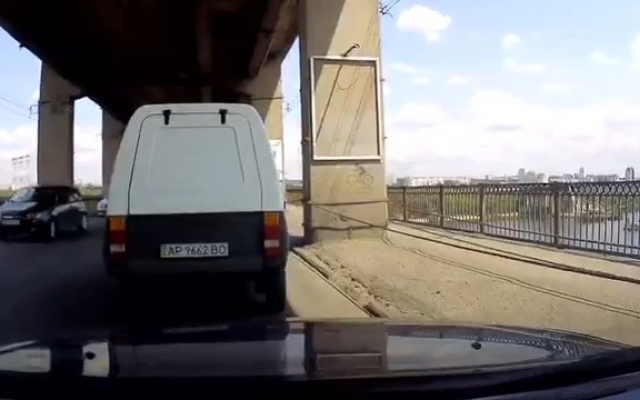 На запорожском мосту водители удивили благородным поступком (ВИДЕО) Фото № 0 На запорожском мосту водители удивили благородным поступком (ВИДЕО) Фото № 0