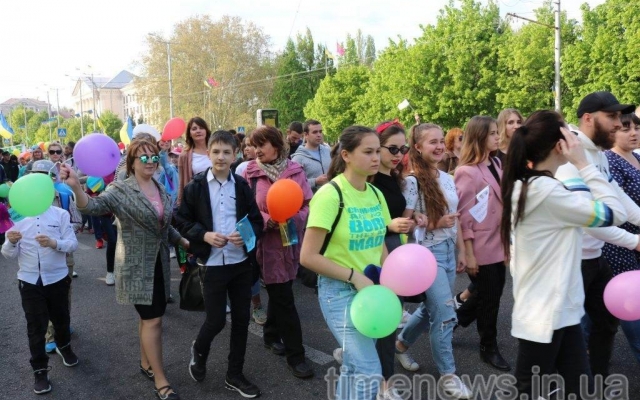 В центре Запорожья провели праздничное шествие (ФОТО, ВИДЕО) Фото № 12 В центре Запорожья провели праздничное шествие (ФОТО, ВИДЕО) Фото № 12