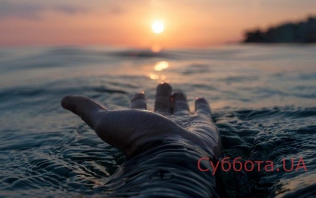Шторм в Азовском море: Мужчина трагически погиб на запорожском курорте Фото № 0 Шторм в Азовском море: Мужчина трагически погиб на запорожском курорте Фото № 0