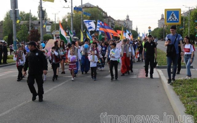 В центре Запорожья провели праздничное шествие (ФОТО, ВИДЕО) Фото № 2 В центре Запорожья провели праздничное шествие (ФОТО, ВИДЕО) Фото № 2