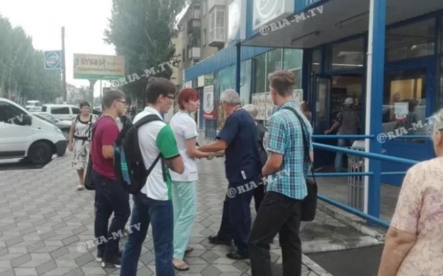 Пока равнодушные взрослые ходили мимо, подростки помогли лежащей женщине (ФОТО) Фото № 0 Пока равнодушные взрослые ходили мимо, подростки помогли лежащей женщине (ФОТО) Фото № 0