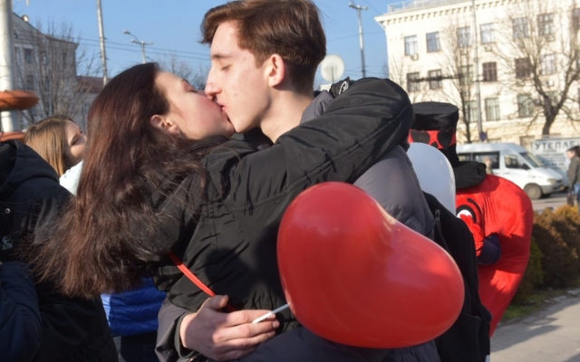 ФОТОРЕПОРТАЖ: В Запорожье открыли стелу любви Фото № 12 ФОТОРЕПОРТАЖ: В Запорожье открыли стелу любви Фото № 12
