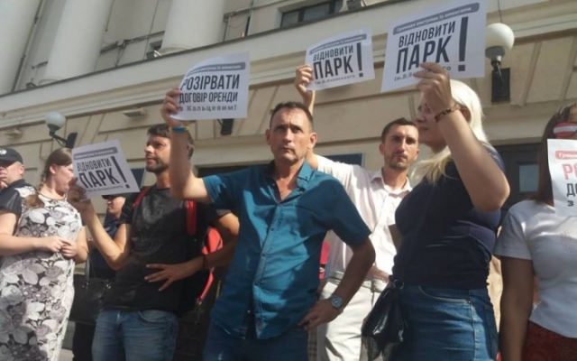 В центре города собрались сотни запорожцев: Дежурят десятки полицейских (ФОТО) Фото № 0 В центре города собрались сотни запорожцев: Дежурят десятки полицейских (ФОТО) Фото № 0