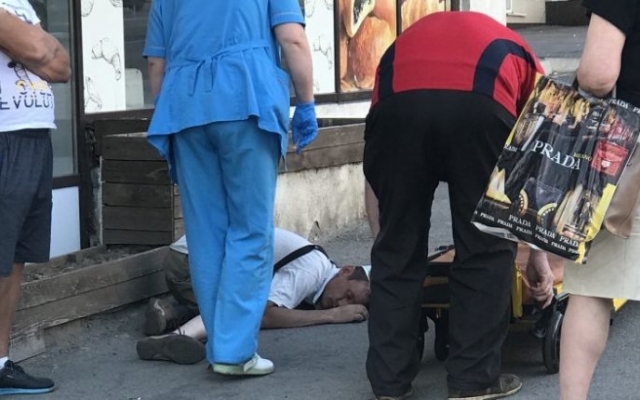 В центре города запорожец внезапно упал посреди улицы (ФОТО) Фото № 1 В центре города запорожец внезапно упал посреди улицы (ФОТО) Фото № 1