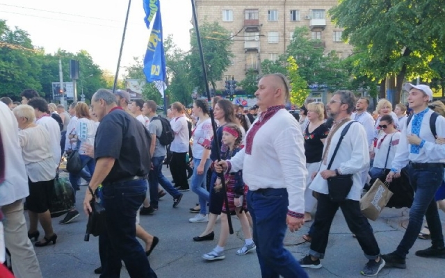 В Запорожье прошел традиционный марш вышиванок (ФОТОРЕПОРТАЖ) Фото № 2 В Запорожье прошел традиционный марш вышиванок (ФОТОРЕПОРТАЖ) Фото № 2