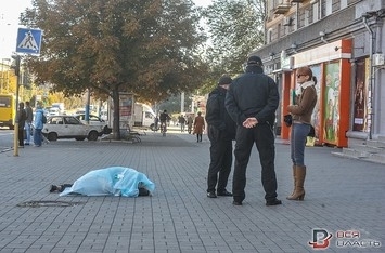В Запорожье на проспекте Соборном нашли труп Фото № 0 В Запорожье на проспекте Соборном нашли труп Фото № 0