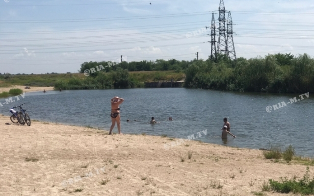 Горожане игнорируют запрет на купание в озере, забравшем 3 жизни за неделю (ФОТО) Фото № 1 Горожане игнорируют запрет на купание в озере, забравшем 3 жизни за неделю (ФОТО) Фото № 1