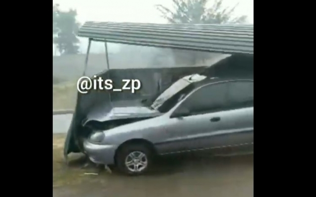 В Запорожье автомобиль протаранил остановку (ВИДЕО) Фото № 0 В Запорожье автомобиль протаранил остановку (ВИДЕО) Фото № 0