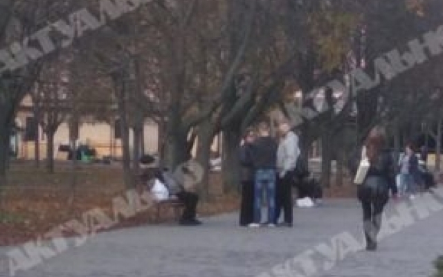 В парке Запорожья умер на лавочке мужчина Фото № 1 В парке Запорожья умер на лавочке мужчина Фото № 1