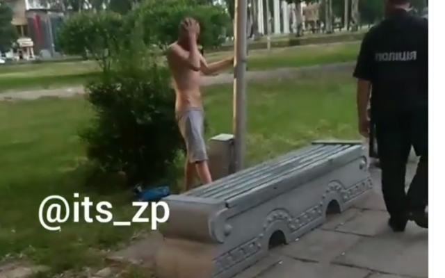 В центре Запорожья неадекватный полураздетый мужчина пугал прохожих (ВИДЕО) Фото № 0 В центре Запорожья неадекватный полураздетый мужчина пугал прохожих (ВИДЕО) Фото № 0