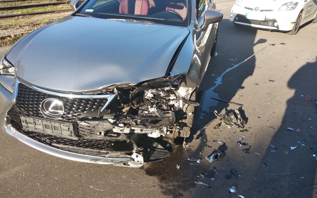 В Запорожье не разминулись «Lexus RC200T» и «ЗАЗ 110307» (ФОТО) Фото № 0 В Запорожье не разминулись «Lexus RC200T» и «ЗАЗ 110307» (ФОТО) Фото № 0
