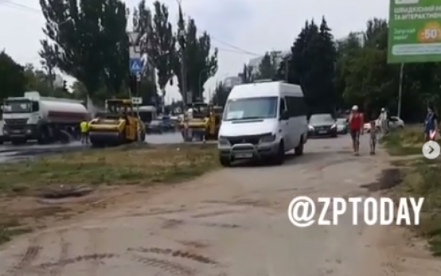 Пока идет ремонт дороги в Запорожье, автомобили лихачат на тротуаре (ВИДЕО) Фото № 0 Пока идет ремонт дороги в Запорожье, автомобили лихачат на тротуаре (ВИДЕО) Фото № 0