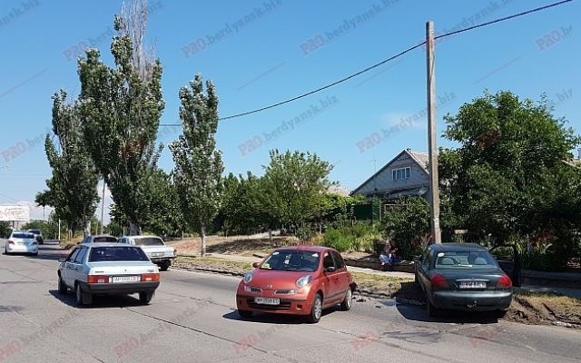 Дорожный каламбур: в Бердянске двойное ДТП во время ожидания полиции (ВИДЕО) Фото № 0 Дорожный каламбур: в Бердянске двойное ДТП во время ожидания полиции (ВИДЕО) Фото № 0