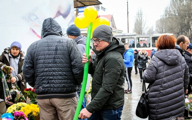 В очереди за цветами: утренний ажиотаж на улицах Запорожья. Фоторепортаж Фото № 14 В очереди за цветами: утренний ажиотаж на улицах Запорожья. Фоторепортаж Фото № 14