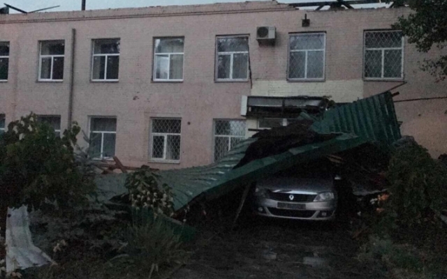 Появилось видео вчерашнего разрушительного урагана в Запорожской области Фото № 2 Появилось видео вчерашнего разрушительного урагана в Запорожской области Фото № 2