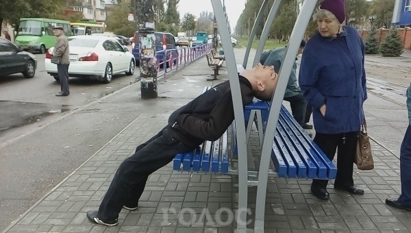 Парень спал на остановке под углом 45 градусов Фото № 0 Парень спал на остановке под углом 45 градусов Фото № 0
