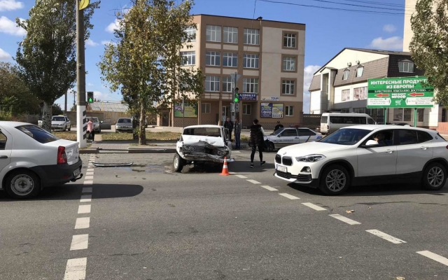 В Мелитополе на перекрестке столкнулись «ВАЗ-2101» и «Хюндай» (ВИДЕО) Фото № 0 В Мелитополе на перекрестке столкнулись «ВАЗ-2101» и «Хюндай» (ВИДЕО) Фото № 0