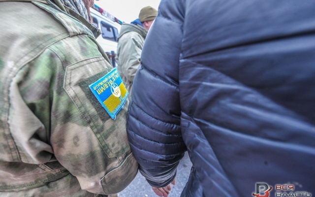 Перед областной администрацией возвышается железный трон Фото № 5 Перед областной администрацией возвышается железный трон Фото № 5