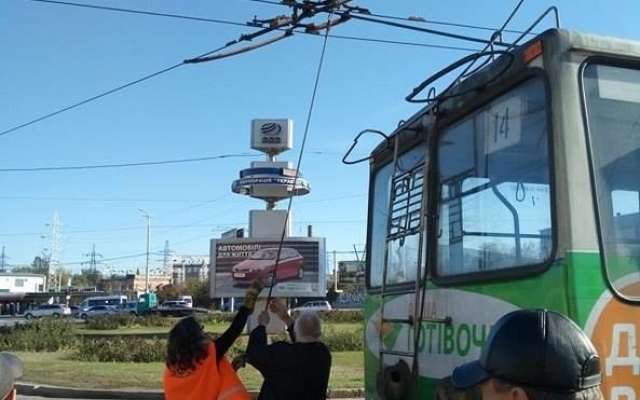 В Запорожье транспортный коллапс. Застряли два троллейбуса и пять трамваев Фото № 6 В Запорожье транспортный коллапс. Застряли два троллейбуса и пять трамваев Фото № 6