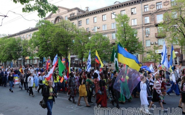 В центре Запорожья провели праздничное шествие (ФОТО, ВИДЕО) Фото № 19 В центре Запорожья провели праздничное шествие (ФОТО, ВИДЕО) Фото № 19