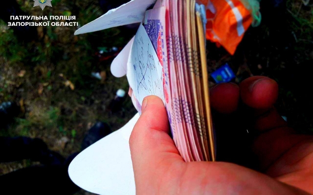 Нелепая кража: В Запорожье вор вырвал у старушки сумку с огромной суммой денег, однако не нашел их (ФОТО) Фото № 0 Нелепая кража: В Запорожье вор вырвал у старушки сумку с огромной суммой денег, однако не нашел их (ФОТО) Фото № 0