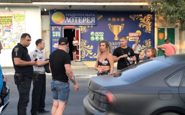 На запорожском курорте женщина проклинала правоохранителей 108-м псалмом из-за того, что они остановили авто (ВИДЕО) Фото № 1 На запорожском курорте женщина проклинала правоохранителей 108-м псалмом из-за того, что они остановили авто (ВИДЕО) Фото № 1