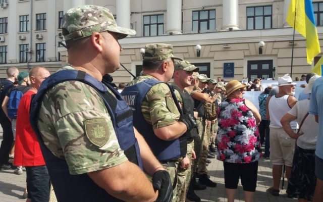 В центре города собрались сотни запорожцев: Дежурят десятки полицейских (ФОТО) Фото № 5 В центре города собрались сотни запорожцев: Дежурят десятки полицейских (ФОТО) Фото № 5