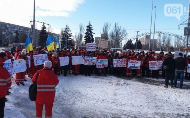 Смотрите: митинг запорожских медиков возле ОГА Фото № 1 Смотрите: митинг запорожских медиков возле ОГА Фото № 1
