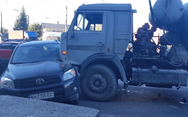 В Запорожье грузовик смял иномарку (ФОТО) Фото № 0 В Запорожье грузовик смял иномарку (ФОТО) Фото № 0