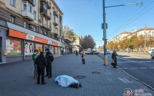 В Запорожье на проспекте Соборном нашли труп Фото № 1 В Запорожье на проспекте Соборном нашли труп Фото № 1