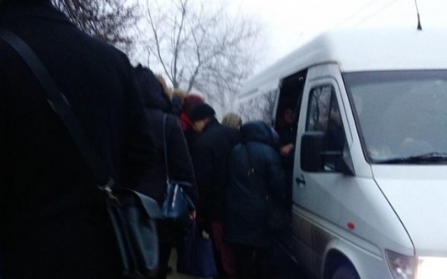 Запорожцы снова не могут уехать в центр с правого берега (ФОТО) Фото № 2 Запорожцы снова не могут уехать в центр с правого берега (ФОТО) Фото № 2
