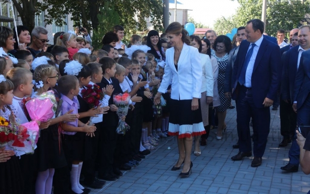 Запорожских школьников с Днем знаний поздравила первая леди Украины Фото № 16 Запорожских школьников с Днем знаний поздравила первая леди Украины Фото № 16