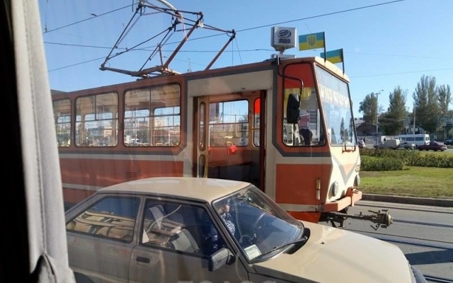 В Запорожье транспортный коллапс. Застряли два троллейбуса и пять трамваев Фото № 7 В Запорожье транспортный коллапс. Застряли два троллейбуса и пять трамваев Фото № 7