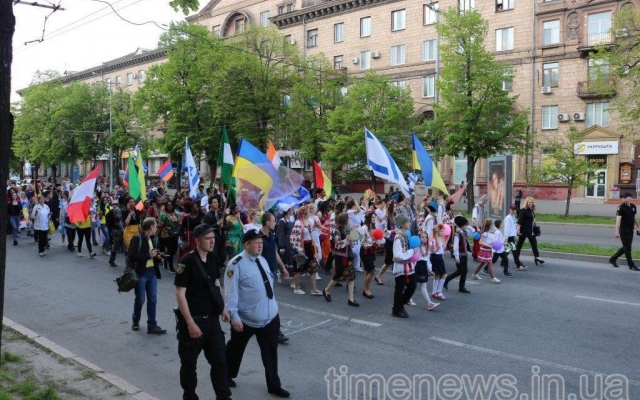 В центре Запорожья провели праздничное шествие (ФОТО, ВИДЕО) Фото № 18 В центре Запорожья провели праздничное шествие (ФОТО, ВИДЕО) Фото № 18