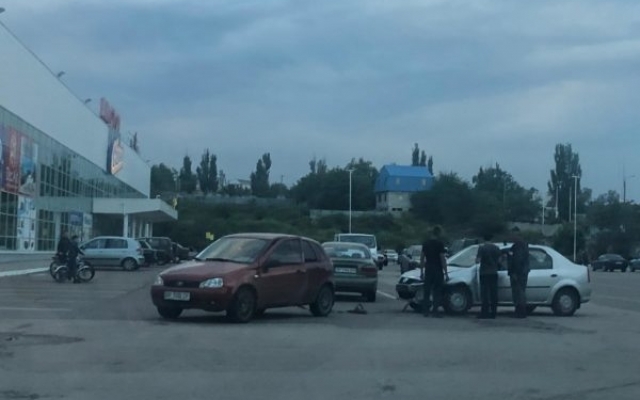 В Запорожской области автомобили столкнулись на парковке (ФОТО) Фото № 0 В Запорожской области автомобили столкнулись на парковке (ФОТО) Фото № 0