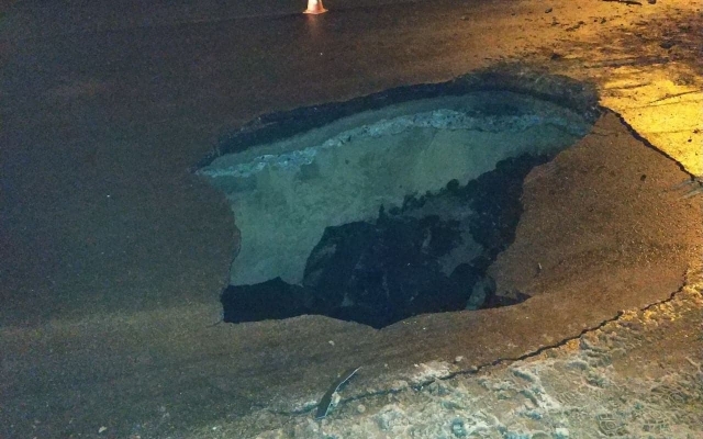 В спальном районе Запорожья грузовик ушел под землю: Стали известны подробности аварии (ФОТО) Фото № 5 В спальном районе Запорожья грузовик ушел под землю: Стали известны подробности аварии (ФОТО) Фото № 5
