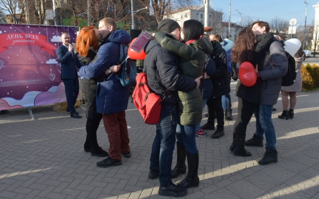 ФОТОРЕПОРТАЖ: В Запорожье открыли стелу любви Фото № 11 ФОТОРЕПОРТАЖ: В Запорожье открыли стелу любви Фото № 11