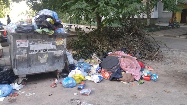В Запорожье дети играют среди среди завалов мусора (ФОТО) Фото № 2 В Запорожье дети играют среди среди завалов мусора (ФОТО) Фото № 2