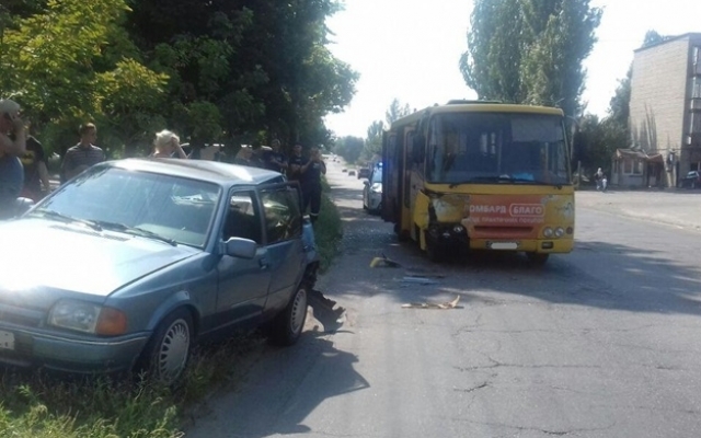 На Бабурке маршрутка влетела в припаркованное авто (ФОТО) Фото № 1 На Бабурке маршрутка влетела в припаркованное авто (ФОТО) Фото № 1