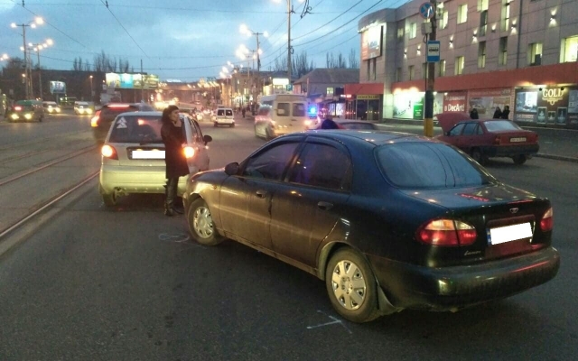 Возле автовокзала в Запорожье произошло ДТП (ФОТО) Фото № 3 Возле автовокзала в Запорожье произошло ДТП (ФОТО) Фото № 3