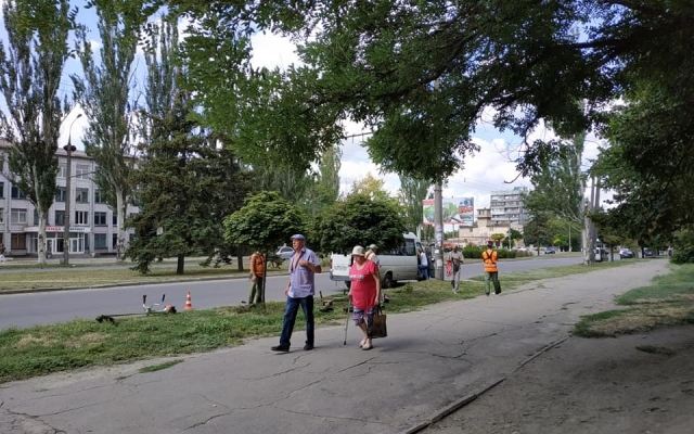 В Запорожье коммунальщики разбили окно в маршрутном такси (ФОТО) Фото № 0 В Запорожье коммунальщики разбили окно в маршрутном такси (ФОТО) Фото № 0