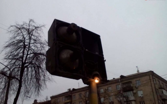 В центре Запорожья светофор пугает пешеходов и водителей (ФОТО, ВИДЕО) Фото № 3 В центре Запорожья светофор пугает пешеходов и водителей (ФОТО, ВИДЕО) Фото № 3