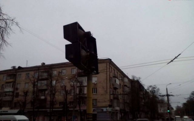 В центре Запорожья светофор пугает пешеходов и водителей (ФОТО, ВИДЕО) Фото № 0 В центре Запорожья светофор пугает пешеходов и водителей (ФОТО, ВИДЕО) Фото № 0