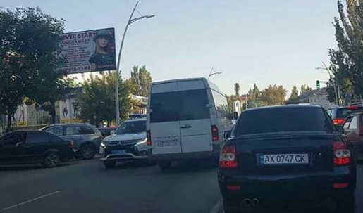 На дороге полицейские утихомиривали маршрутчика-дебошира (ВИДЕО) Фото № 0 На дороге полицейские утихомиривали маршрутчика-дебошира (ВИДЕО) Фото № 0
