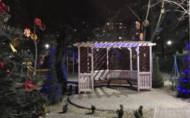 Жители Мелитополя превратили свой двор в новогоднюю сказку (ФОТО) Фото № 1 Жители Мелитополя превратили свой двор в новогоднюю сказку (ФОТО) Фото № 1