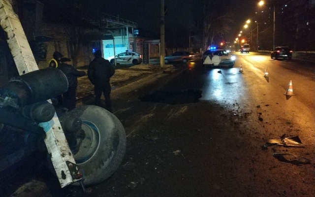 В спальном районе Запорожья грузовик ушел под землю: Стали известны подробности аварии (ФОТО) Фото № 1 В спальном районе Запорожья грузовик ушел под землю: Стали известны подробности аварии (ФОТО) Фото № 1