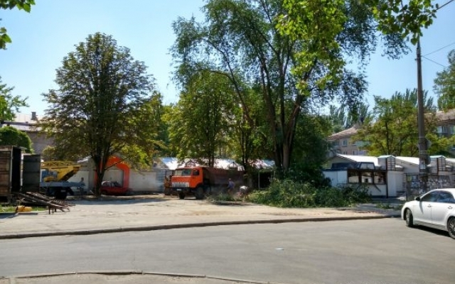 В скандальном сквере Запорожья уничтожают деревья (ФОТО) Фото № 1 В скандальном сквере Запорожья уничтожают деревья (ФОТО) Фото № 1