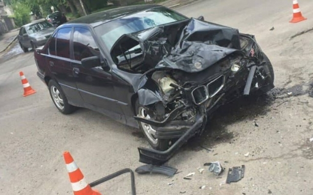 В Запорожье произошло ДТП: Автомобиль сильно смяло (ФОТО) Фото № 2 В Запорожье произошло ДТП: Автомобиль сильно смяло (ФОТО) Фото № 2
