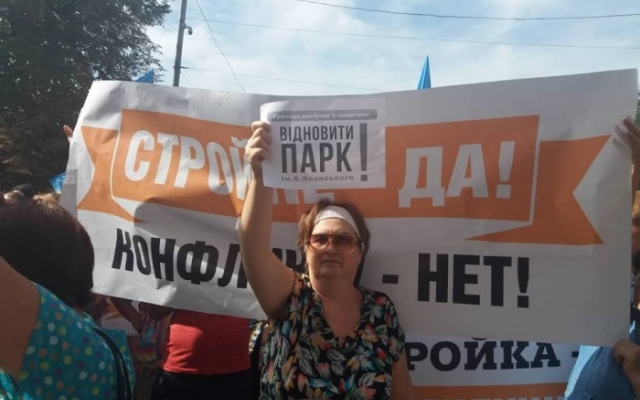 В центре города собрались сотни запорожцев: Дежурят десятки полицейских (ФОТО) Фото № 4 В центре города собрались сотни запорожцев: Дежурят десятки полицейских (ФОТО) Фото № 4